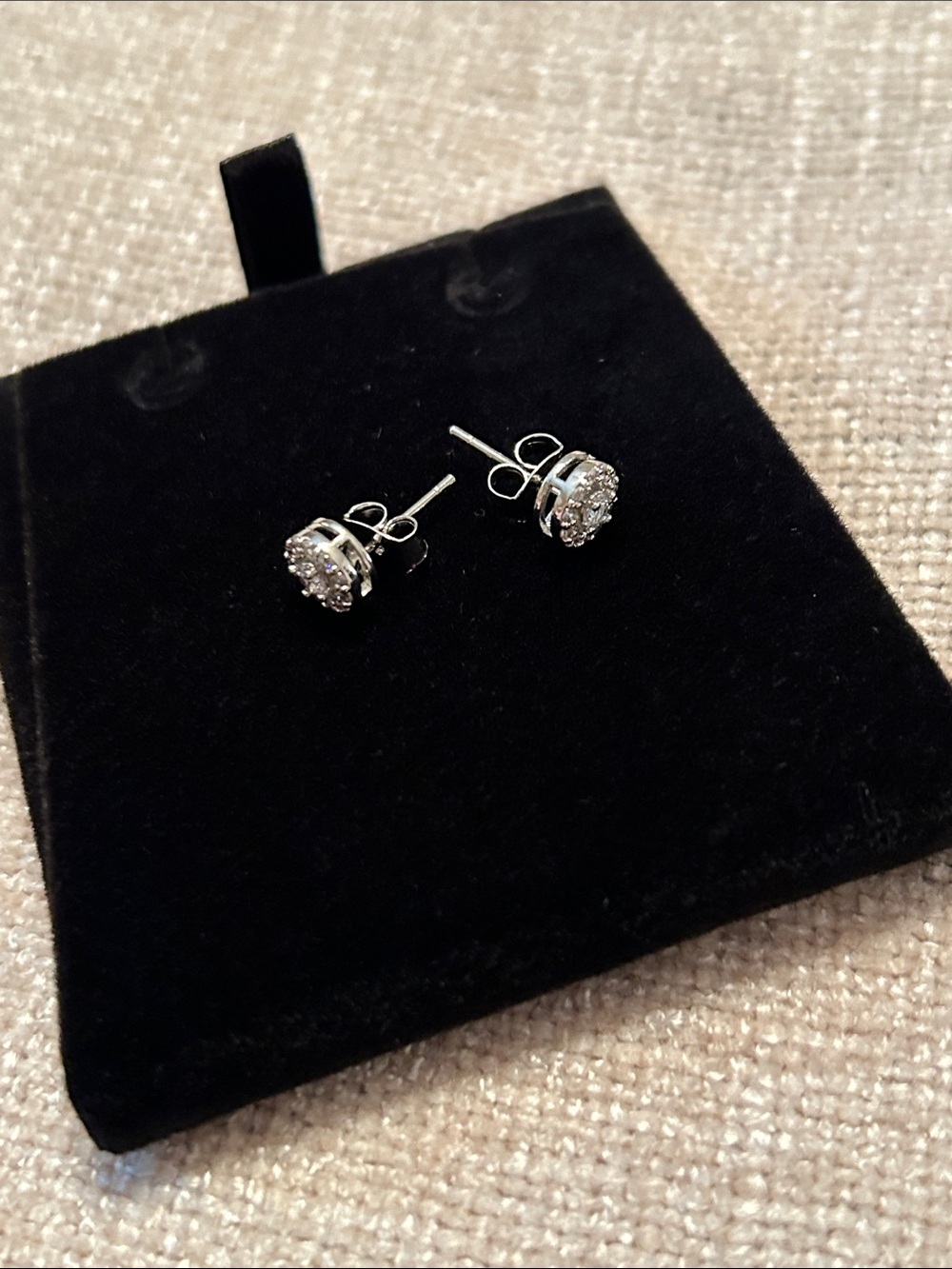 Buckingham Palace Diamanté Stud Earrings, NIB, silvertone - Picture 3 of 4
